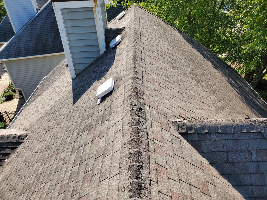 Itasca Illinois roofing contractor inspects roof