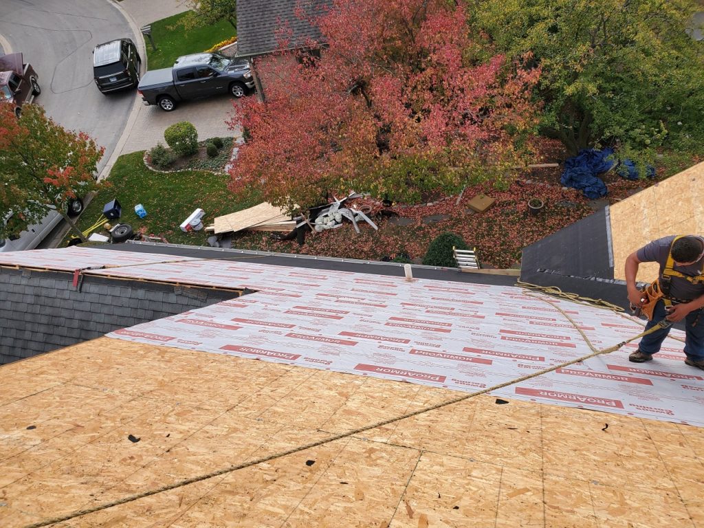Orland Park roofing contractors tied off while working